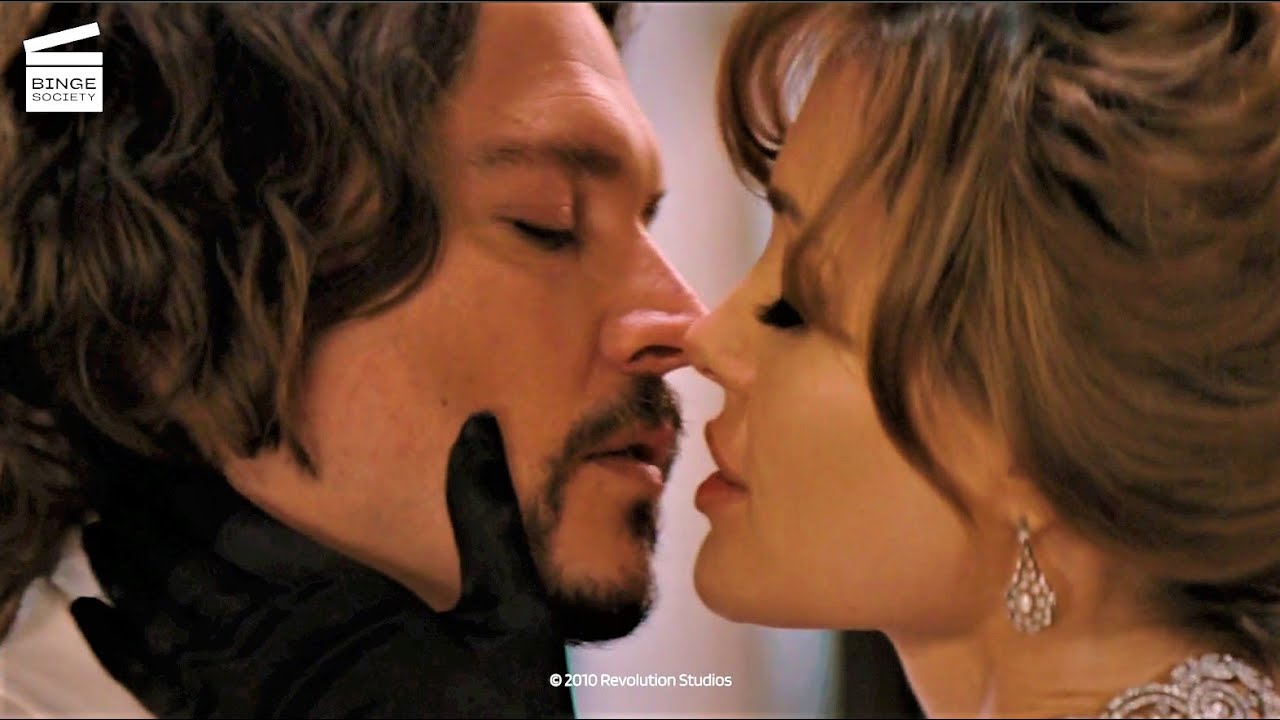 Il lui dévoile sa véritable identité | Le Touriste