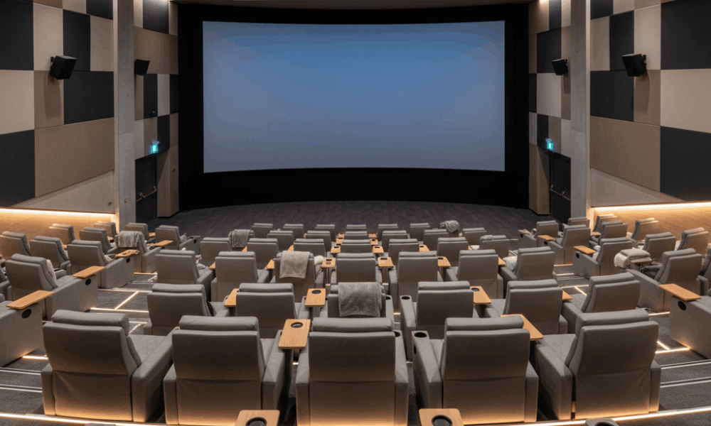 découvrez le nouveau complexe de cinéma du maine-et-loire, prêt à accueillir les cinéphiles après plusieurs années de développement. profitez d'une expérience cinématographique unique et moderne.