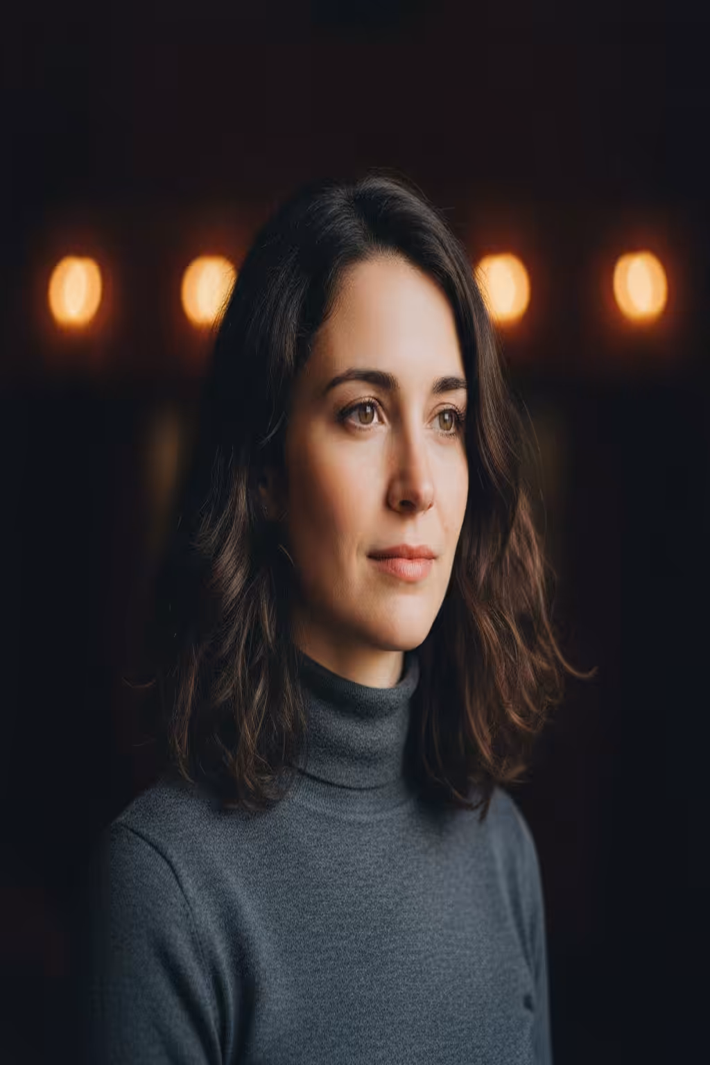Portrait d'une femme avec éclairage tamisé.