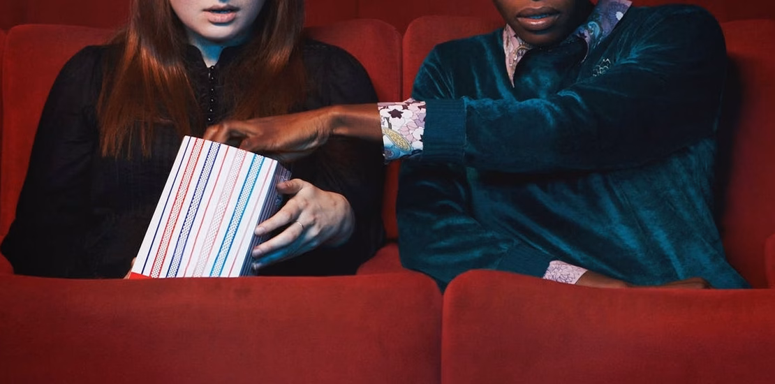 Cinéma et réseaux sociaux : pourquoi la jeunesse afflue dans les salles obscures