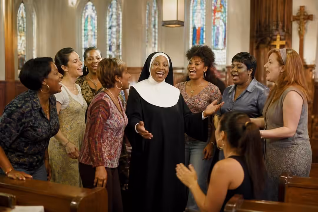découvrez le synopsis, le casting complet et les anecdotes croustillantes du film culte sister act, une comédie musicale pleine d'énergie et d'humour.